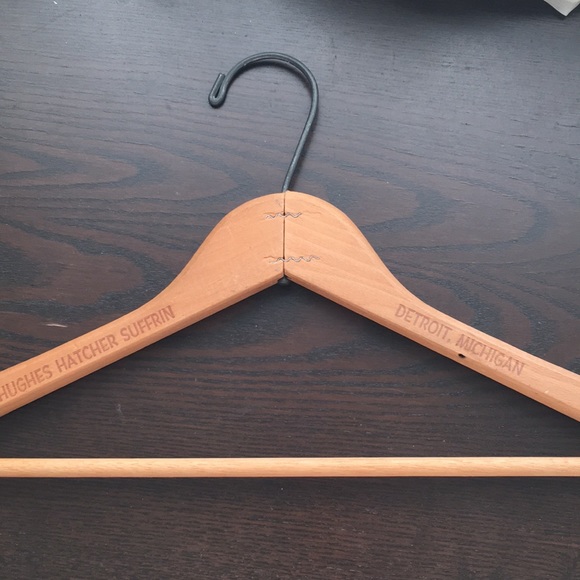 VTG wooden Hughes Hatcher suffrin garment hanger - Picture 4 of 6